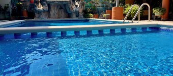 Le Colibri • 1 min Beach • Pool • Cozy & AC