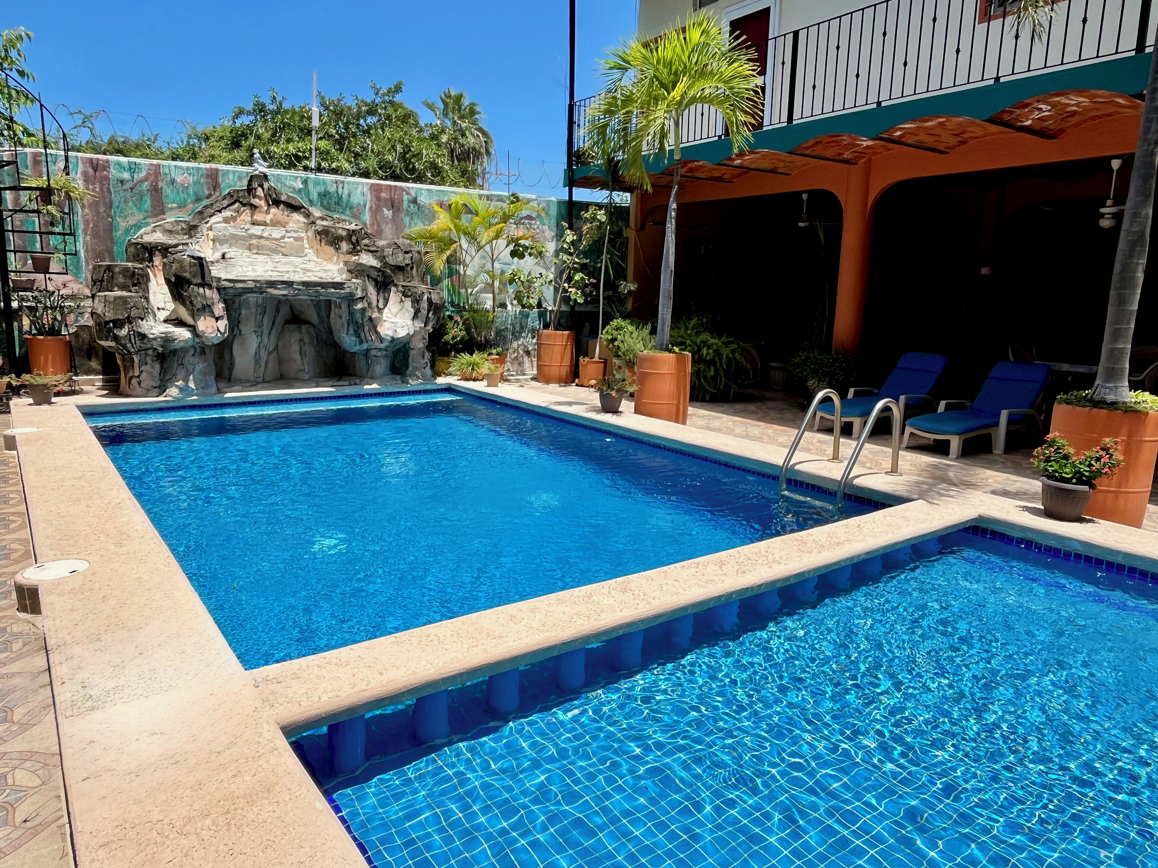 Alberca techada y alberca climatizada