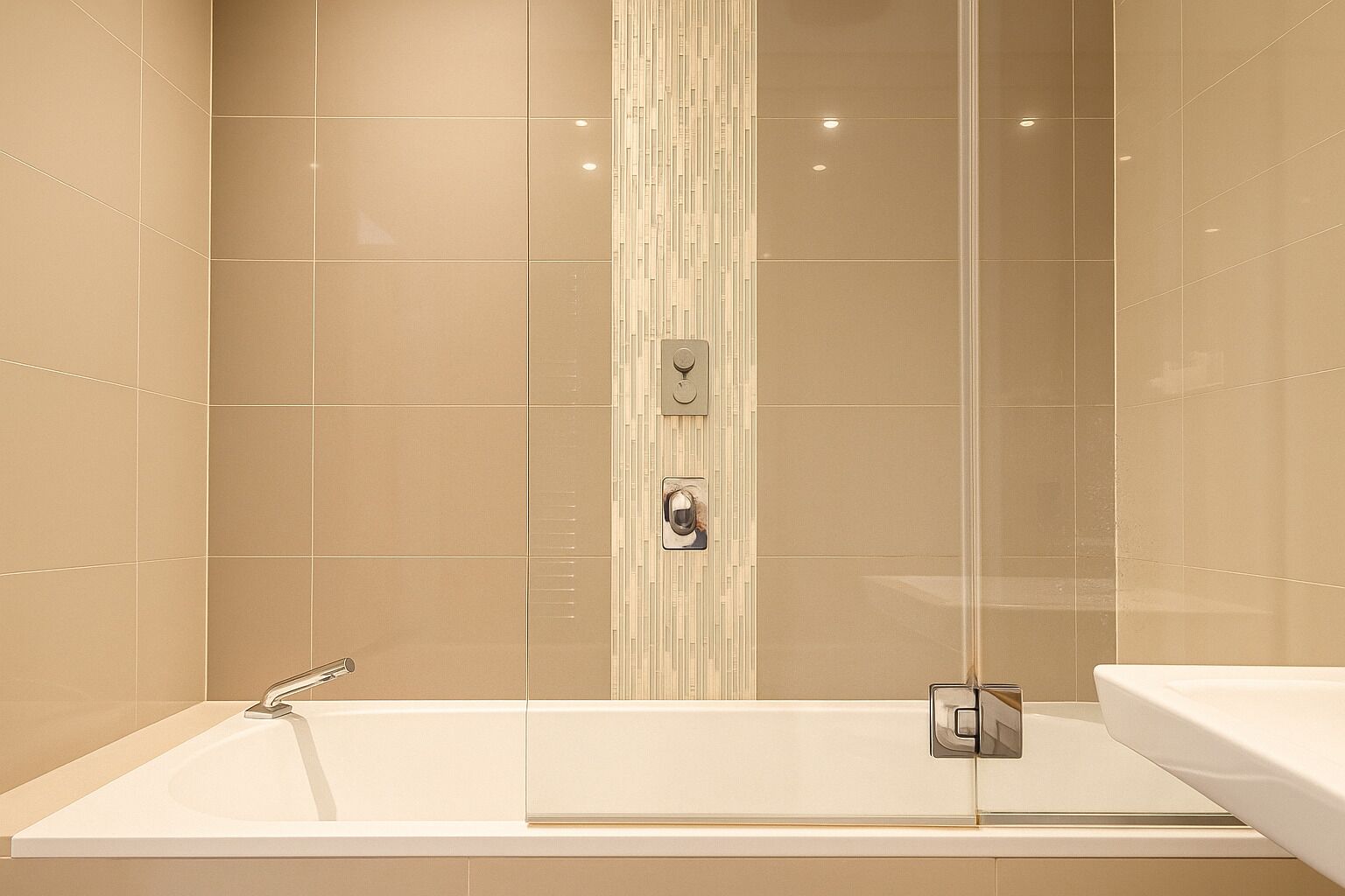 Ein modernes Badezimmer mit einer großen Badewanne, einer Duschkabine und einer separaten Dusche.