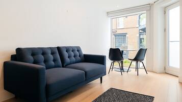 Deluxe appartement | Woonruimte | Een 32-inch televisie met satellietzenders