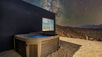 Bañera de hidromasaje al aire libre