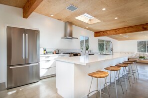 Mikrovågsugn, ugn, spishäll och diskmaskin