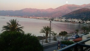 Un paisaje costero con vista al mar, montañas y cielo despejado.