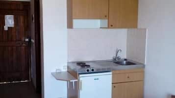 Basic Apartment, Partial Sea View | 1 bedroom, free WiFi, bed sheets