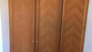 Un armario de madera con tres puertas, cada una con un estampado en zigzag.