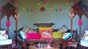 Chalet | Living room - Shepherd's Hut in Romsey With Fire Pit (Romsey)