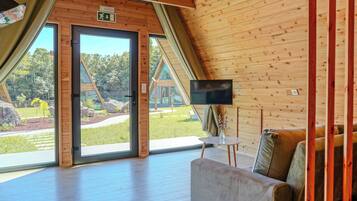 Casa estándar, balcón, vista al jardín | Área de sala de estar