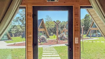 Villa estándar, balcón, vista al jardín | Área de sala de estar