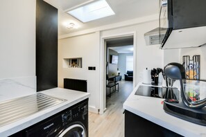 Een koelkast, een microgolfoven, een oven, een kookplaat
