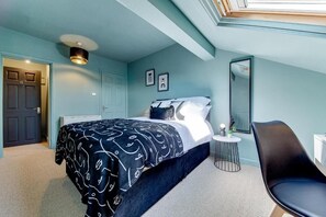 6 bedrooms, iron/ironing board, WiFi, bed sheets