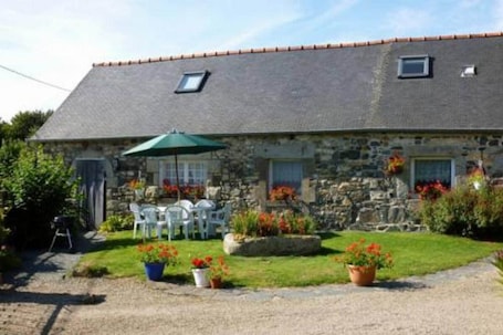 Outdoor dining. Charming Breton farmhouse. Hiking, beach 30 minutes away. Ideal for families.