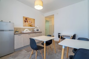 Kühlschrank, Mikrowelle, Kochgeschirr/Geschirr/Besteck
