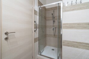 Double Room, 1 Queen Bed, Housekeeping, City View | Bathroom - Agorà (Syracuse)