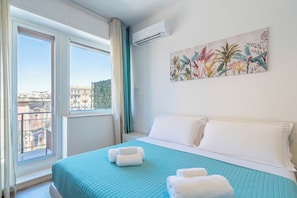 Dobbelt- eller tomannsrom, rengjøring, byutsikt | Skrivebord, skrivebord for bærbar PC og wi-fi (inkludert)