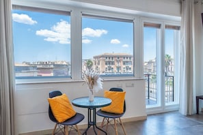 Tremannsrom, rengjøring, byutsikt | Skrivebord, skrivebord for bærbar PC og wi-fi (inkludert)