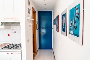 Kühlschrank, Mikrowelle, Hochstuhl, Kochgeschirr/Geschirr/Besteck