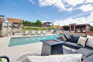 Seasonal outdoor pool, open 8:00 AM to 9:00 PM, free cabanas - Vineyard Views  (West Kelowna)
