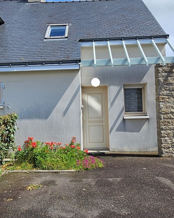 Exterior detail - Apartment building in La Turballe, 800 meters from the ocean. (La Turballe)