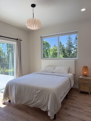 2 bedrooms, desk, free WiFi, bed sheets - Cozy Modern House in Seattle (Seattle)