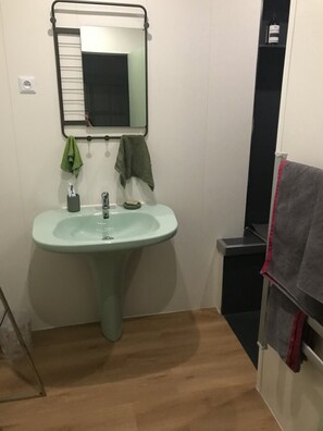 Towels, soap, shampoo, toilet paper - Chambre d'hôtes Bed&Breakfast + SDB WC Centre historique de Brioude - Auvergne (Brioude)