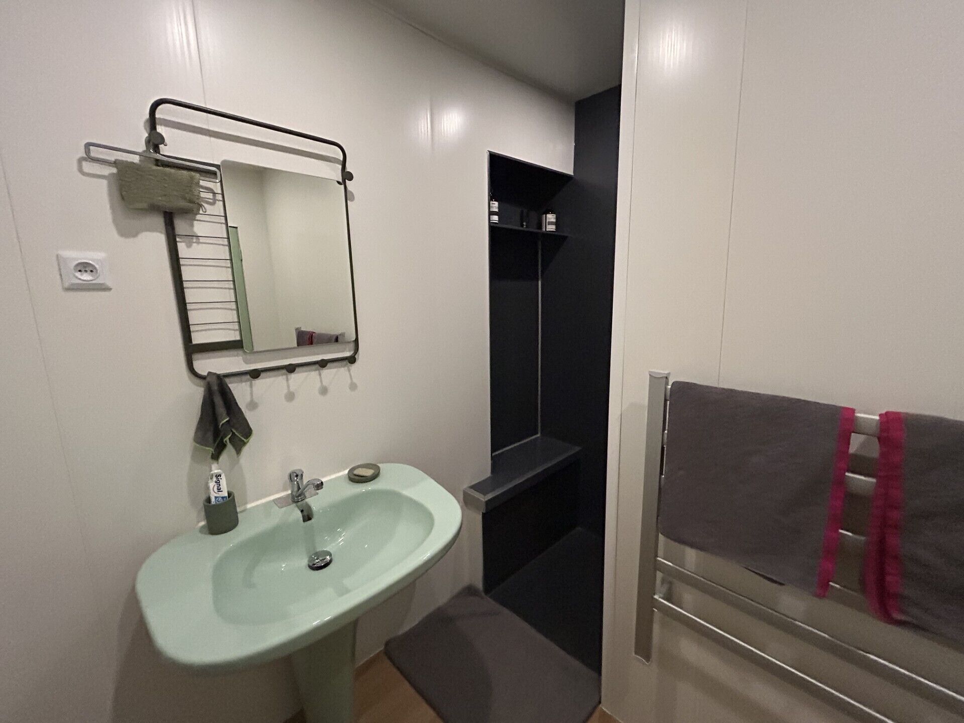Towels, soap, shampoo, toilet paper
