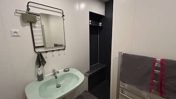 Towels, soap, shampoo, toilet paper