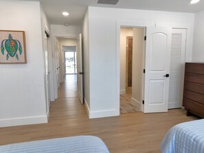 2 soverom, skrivebord, strykejern/-brett og wi-fi