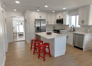 Kjøleskap, mikrobølgeovn, ovn og kokeplater