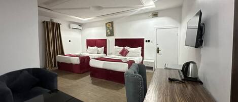 Een hotelkamer met een bed, een bureau, een stoel en een televisie.