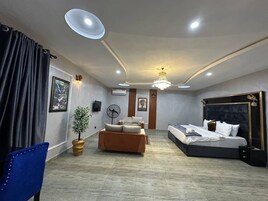 Apartamento de lujo, 2 habitaciones, balcón, vistas a la bahía | Escritorio y espacio para trabajar con un portátil