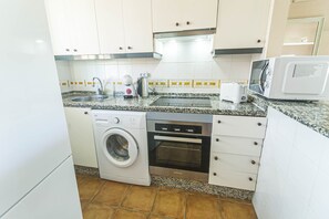 Fridge, microwave, oven, coffee/tea maker