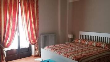 Familieværelse til 4 personer - udsigt til have | Allergivenligt sengetøj, pengeskab på værelset, mørklægningsgardiner