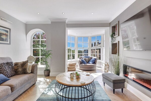 Smart TV, fireplace, books - Martineau House - North East Escapes (Tynemouth)