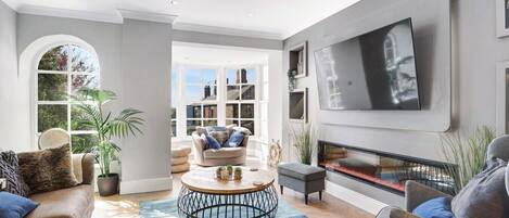 TV connectée, cheminée, livres