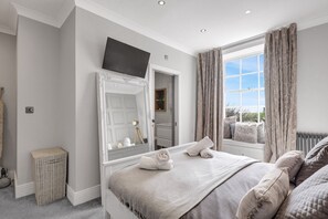 4 bedrooms, desk, iron/ironing board, free WiFi