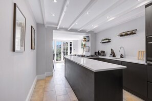 Refrigerador, microondas, horno y lavavajillas 