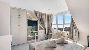 4 bedrooms, desk, iron/ironing board, free WiFi