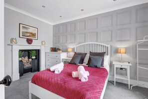 4 bedrooms, desk, iron/ironing board, travel crib