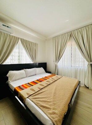 4 bedrooms, iron/ironing board, WiFi, bed sheets