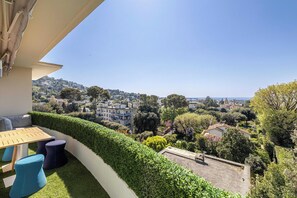 Apartment | Outdoor dining