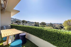 Apartment | Outdoor dining