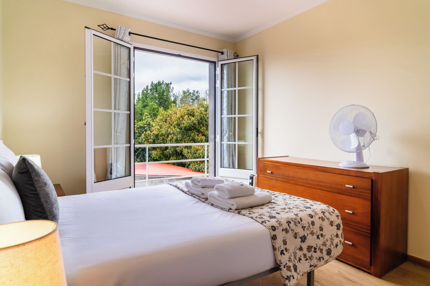 2 habitaciones, tabla de planchar con plancha, internet y ropa de cama 