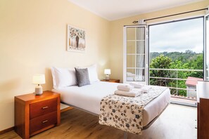 2 bedrooms, iron/ironing board, internet, bed sheets