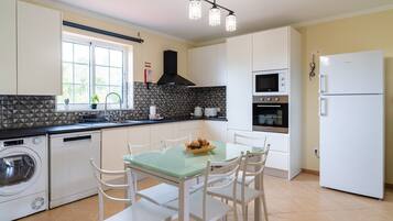 Kühlschrank, Mikrowelle, Ofen, Geschirrspüler