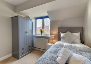 4 makuuhuonetta, silitysrauta/-lauta, ilmainen Wi-Fi, vuodevaatteet