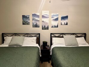 2 Schlafzimmer, Schreibtisch, Bügeleisen/Bügelbrett, Reisekinderbett