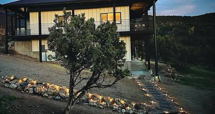 Scenic lakeside retreat- 5 minute walk to Palisade State Park and Golf Course