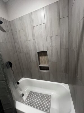 Amenidades de baño ecológicas, secadora de cabello, toallas, jabón 