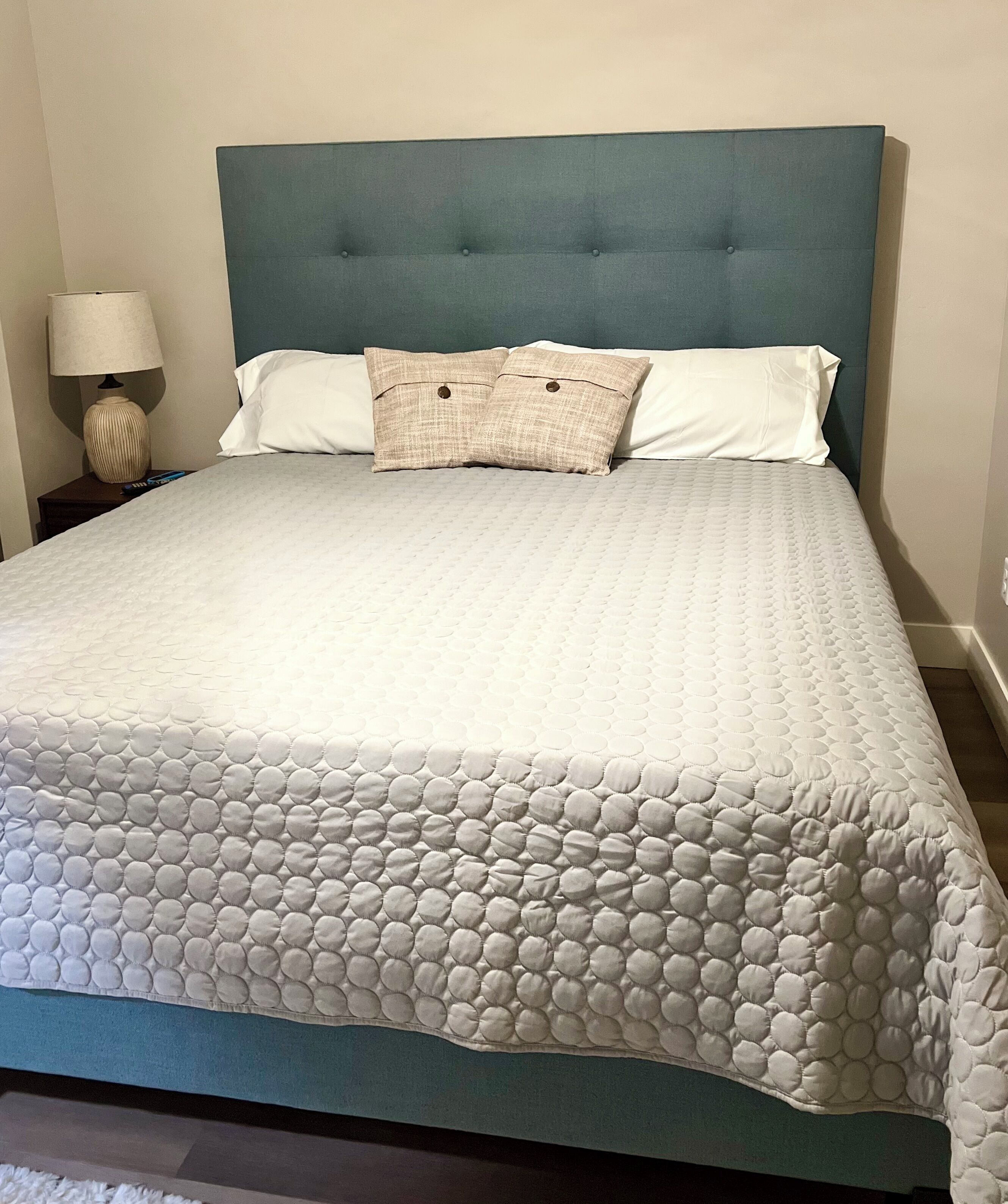 2 bedrooms, desk, iron/ironing board, travel crib