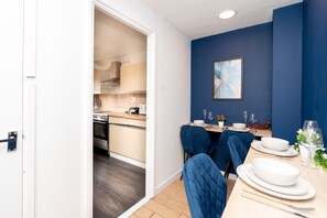 Fridge, microwave, oven, stovetop - Open Mind Property - 1 Bed Flat with 3 Double Beds (Portsmouth)